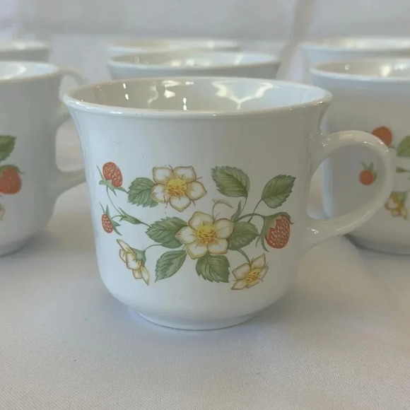 🍓Vintage Corelle Strawberry Sundae Coffee Tea Cups Set of 7🍓 - Picture 2 of 5